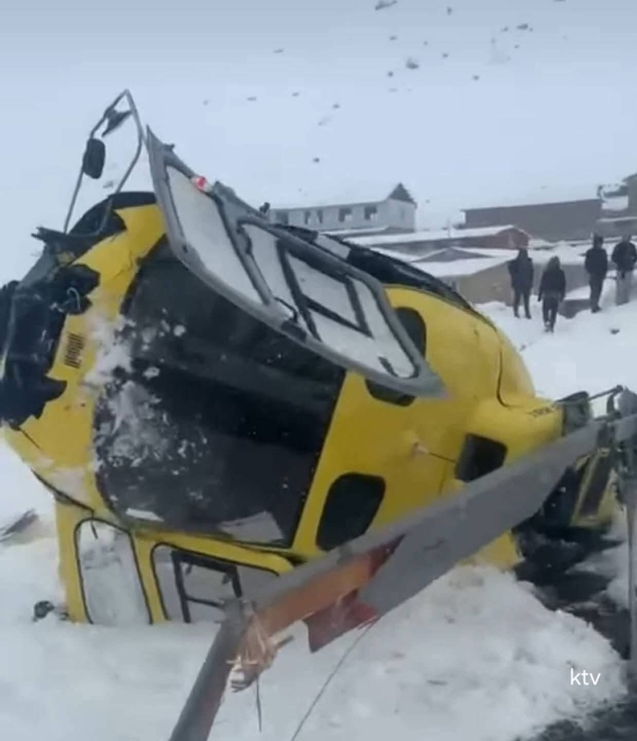 सोलुखुम्बुमा अल्टिच्युट एयरको हेलिकोप्टर हेलिप्याडमा अवतरण गर्नेक्रममा दुर्घटनामा