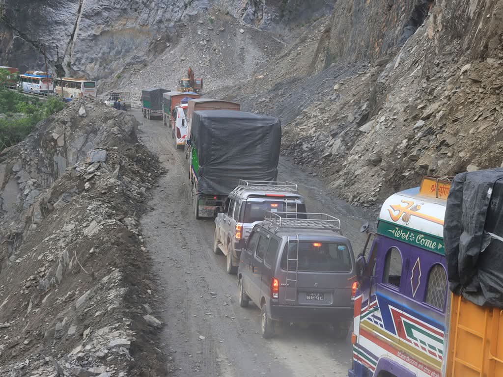 पहिरोको कारण अवरुद्ध नारायणगढ-मुग्लिन सडक सञ्चालनमा