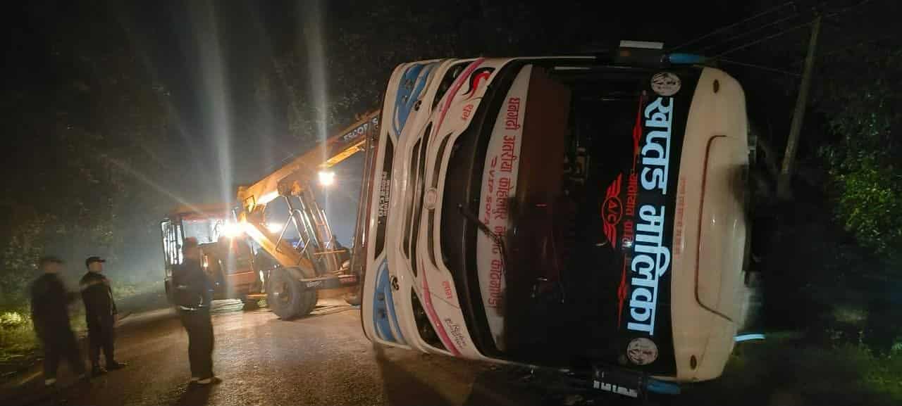 कपिलवस्तुको बनकसमा यात्रुबस दुर्घटना हुँदा एकको मृत्यु, पाँच जना घाइते