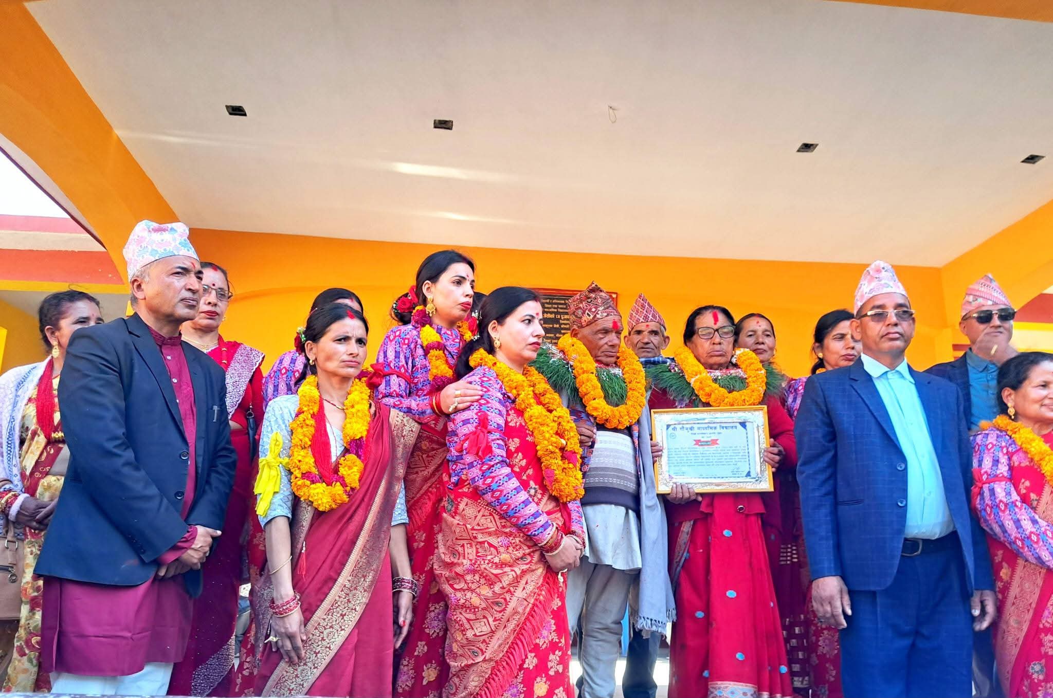 ठूलावेसीका प्रतिष्ठित व्यवसायी लालुराम जैसीको चौरासी पूँजाको अवसरमा विद्यालयमा मञ्च निर्माण