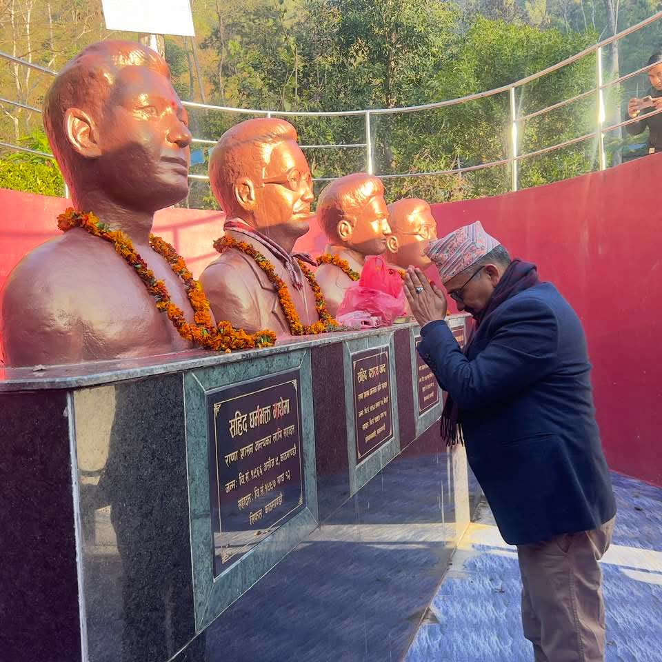 उम्मेदवार पोख्रेलद्वारा शहीदपार्कमा शहीदको सालिकमा माल्यार्पण