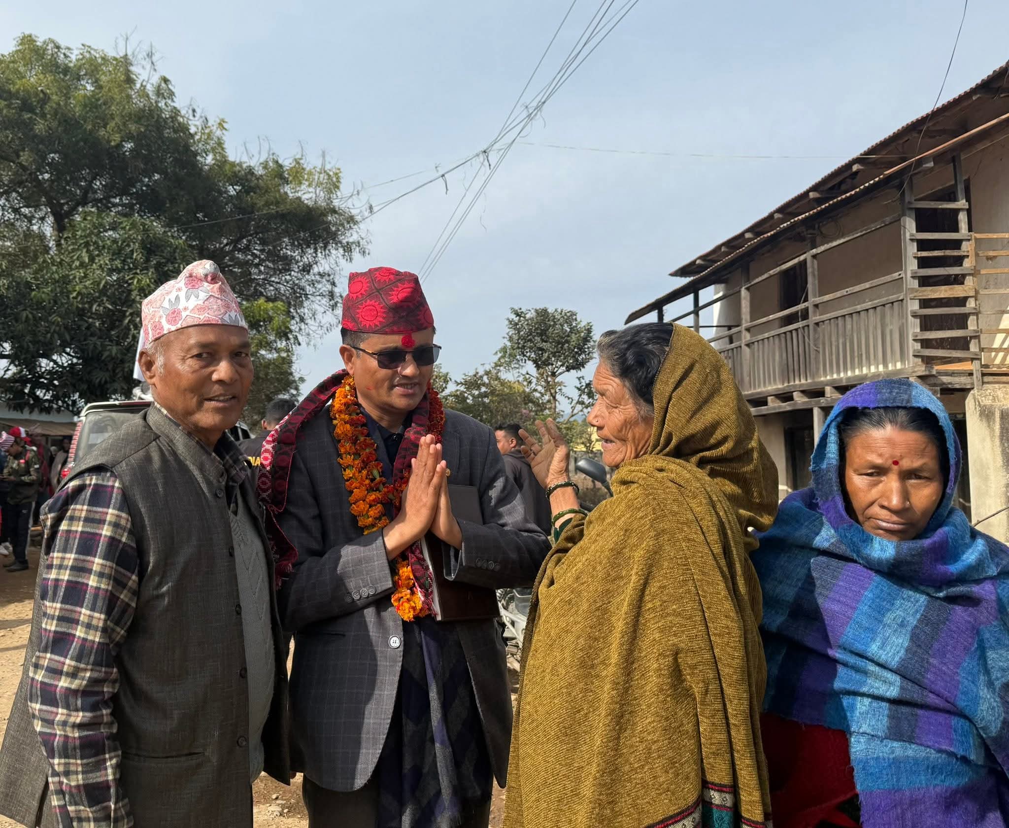 `भूमिहिन सुकुम्बासी र अव्यवस्थित बसोबासी समस्या समाधान गर्ने पार्टी एमाले हो´