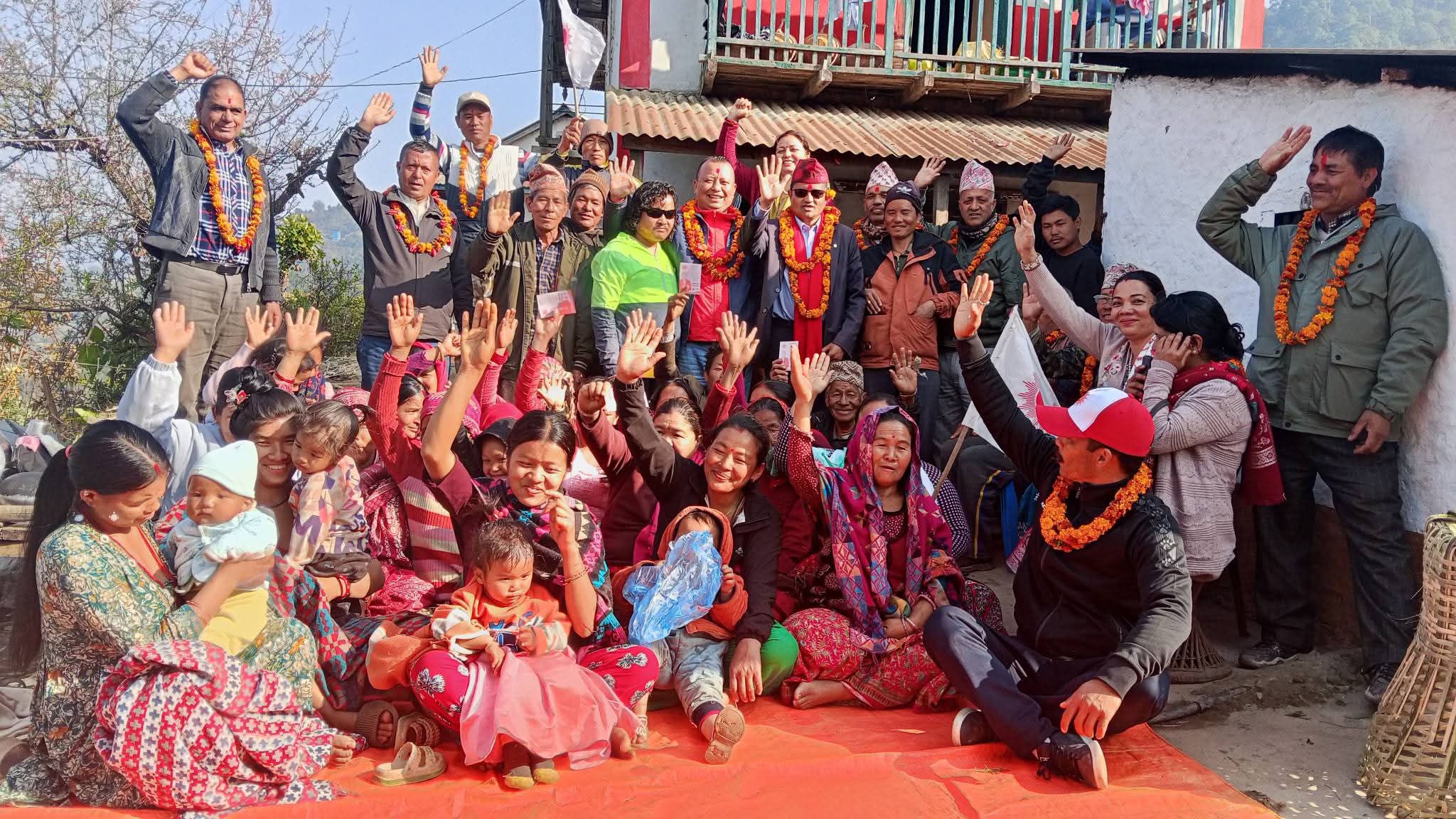 जहाँ–जहाँ पुग्छन् सूर्य थपा, सबै नाँच्न थाल्छन्, बज्छ ‘सलल सलल…’ (भिडियो सहित)