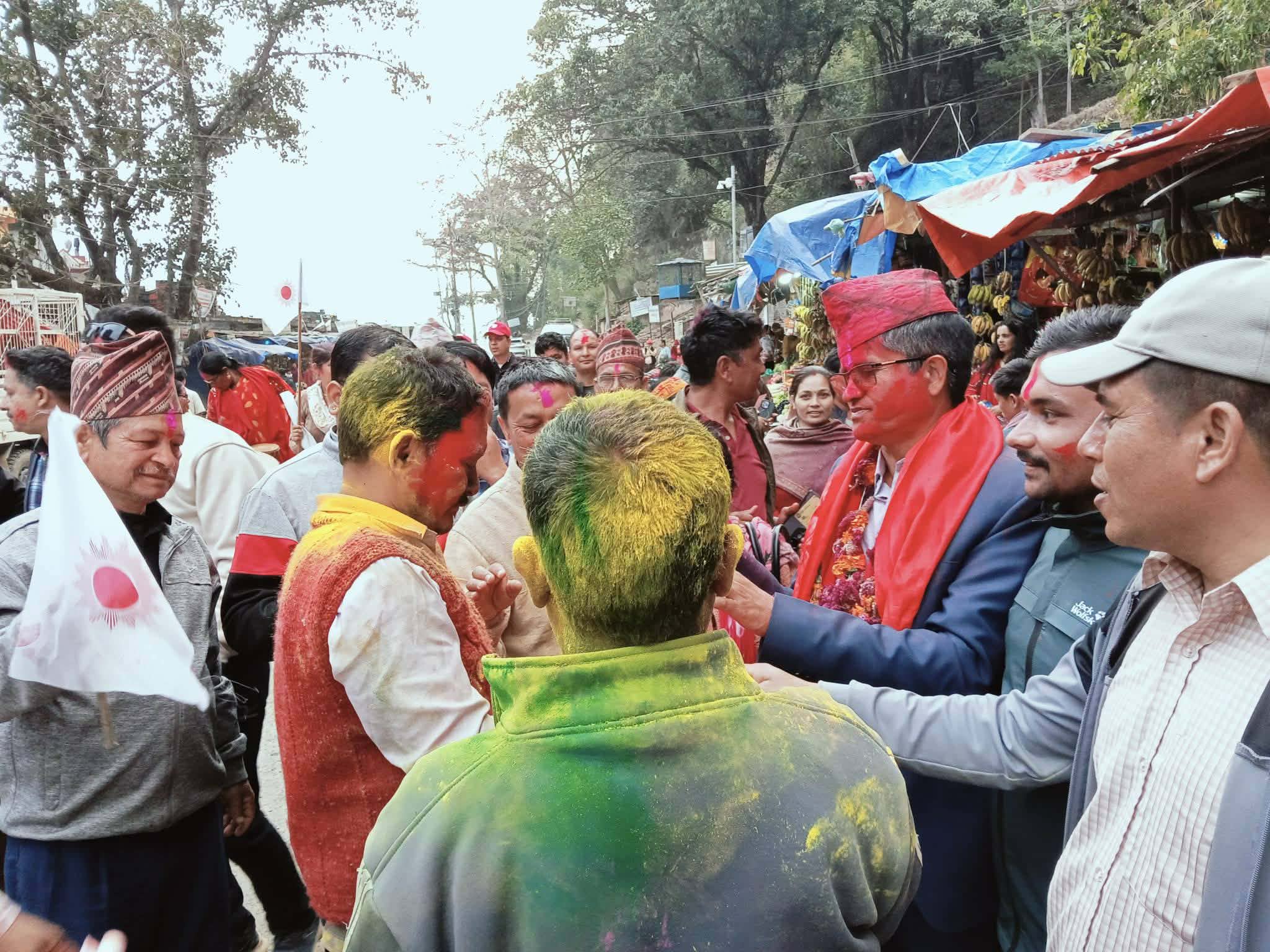 बाग्दुलामा बाजागाजा सहित सूर्य थापाको घरदैलो