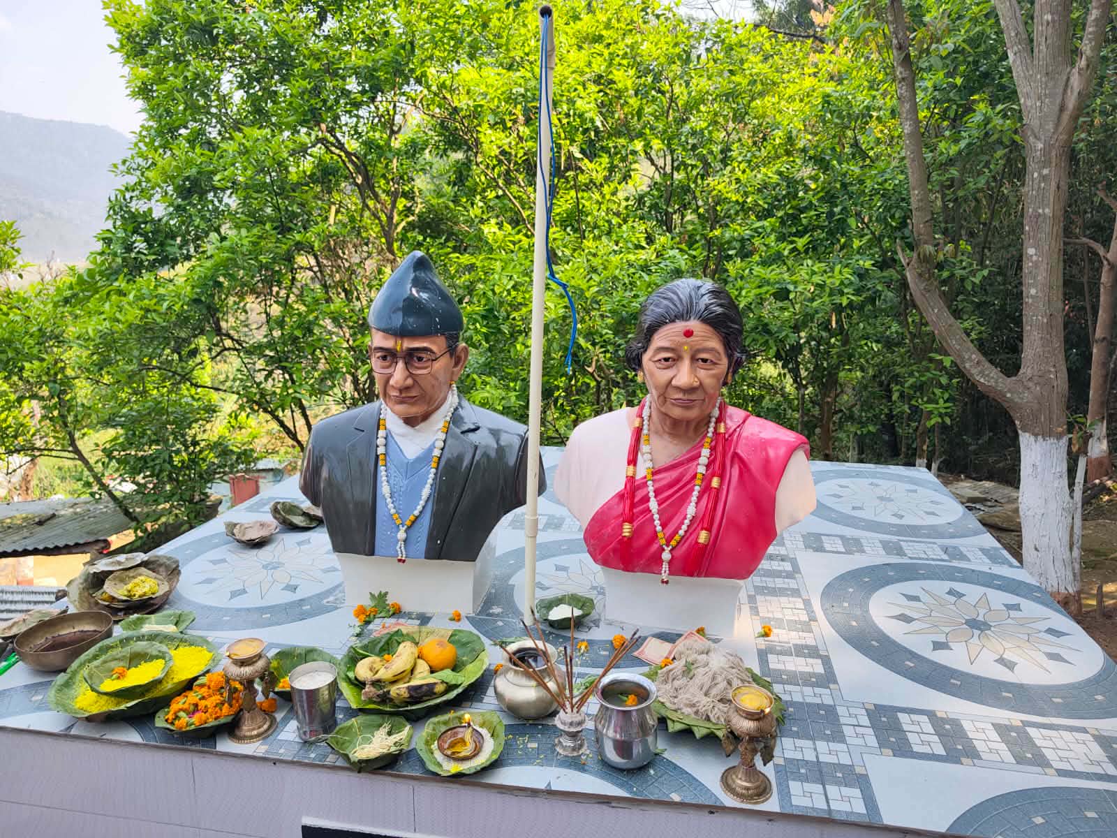 स्वर्गीय आमा-बुवाको सम्झनामा शालिक स्थापना