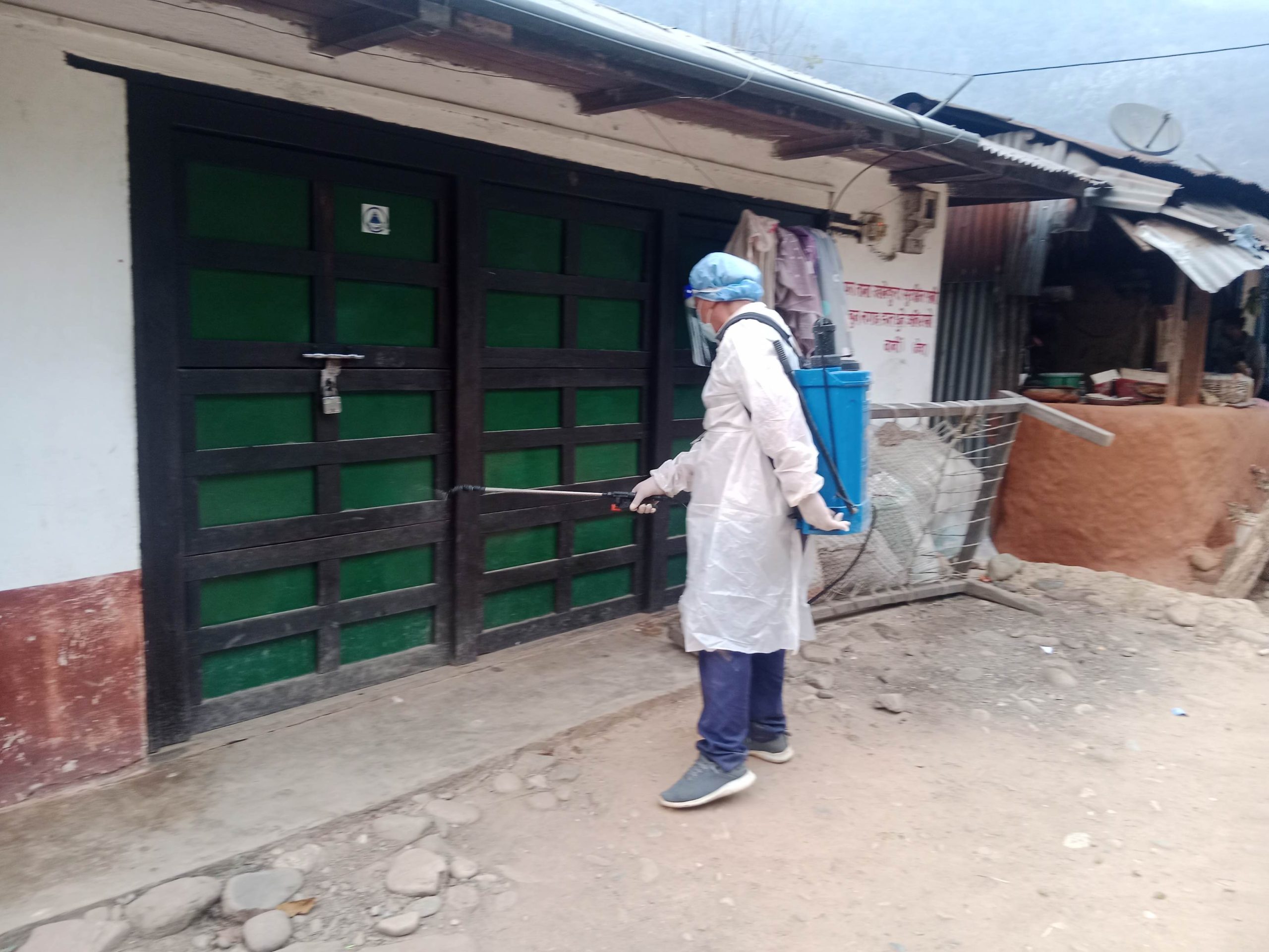 प्यूठानमा किटजन्य रोग नियन्त्रण गर्न विषादी छर्किदै