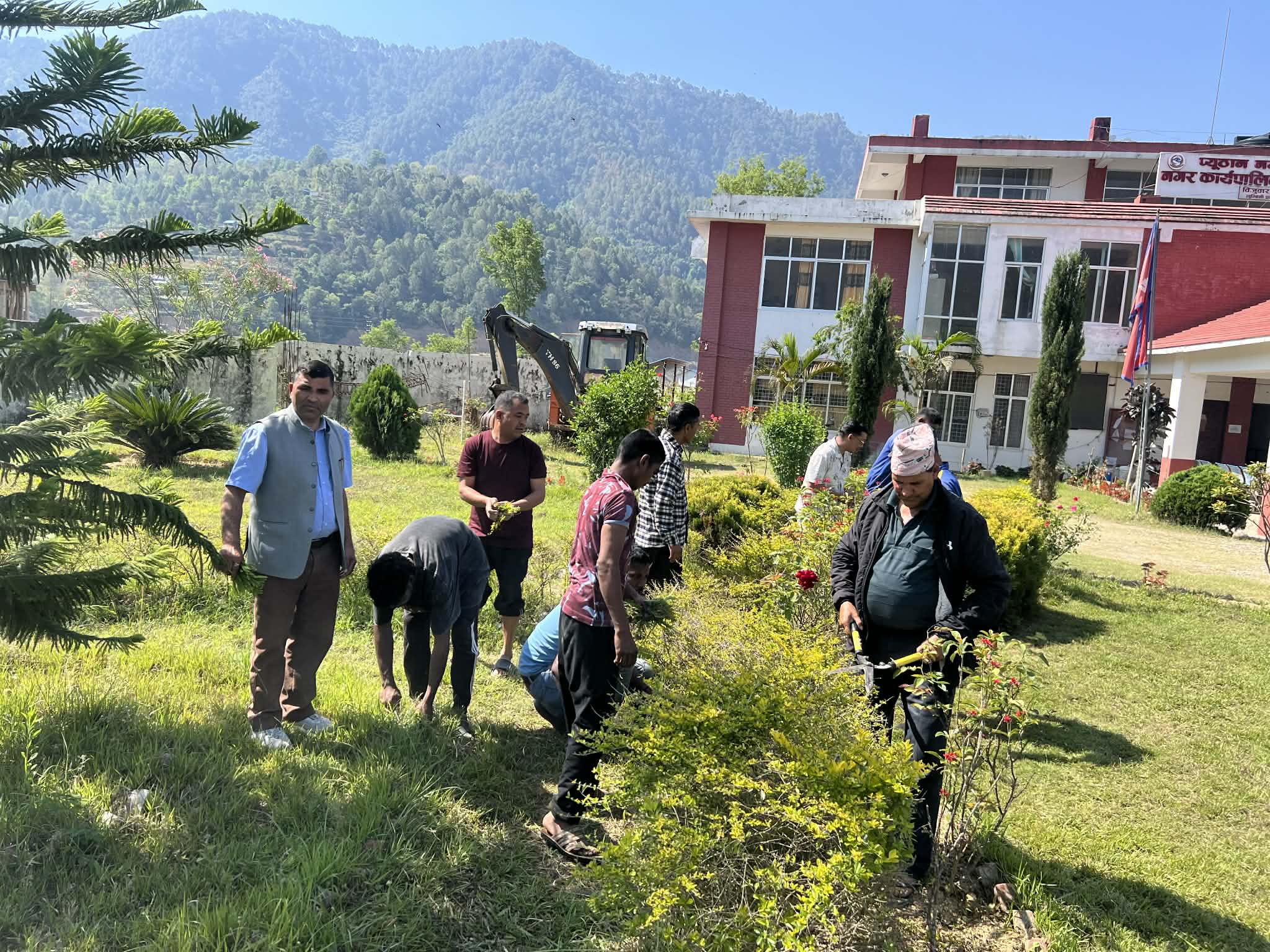 प्युठान नगरपालिकाद्वारा शनिबार कार्यालय परिसर भित्र सरसफाई अभियान 