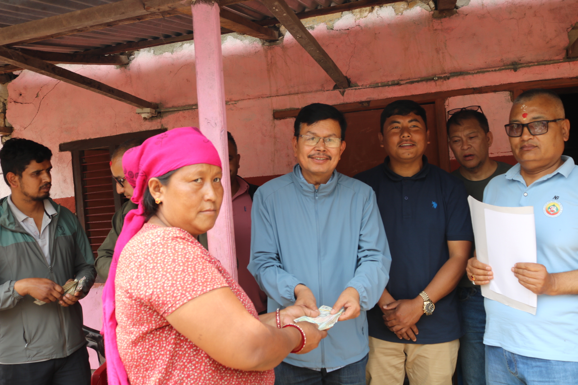 छेडाघाटका आगलागी पिडीतलाई नगद राहत वितरण