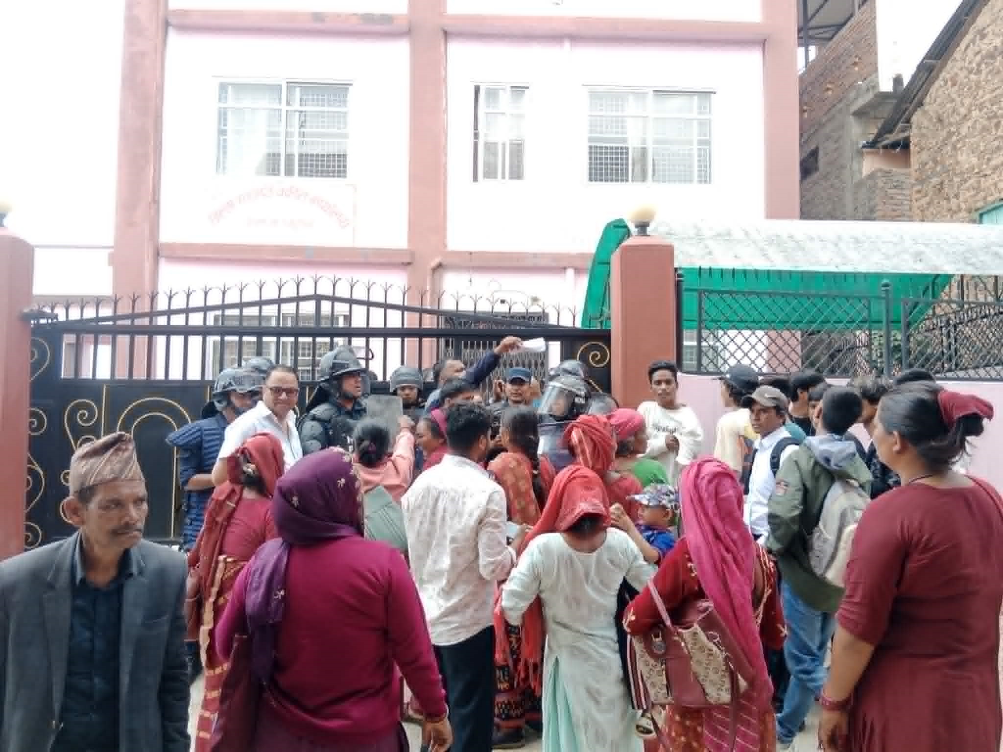 मधु सुनार मृत्यु प्रकरण : पीडित पक्षले गरे वकिल कार्यालय घेराउ