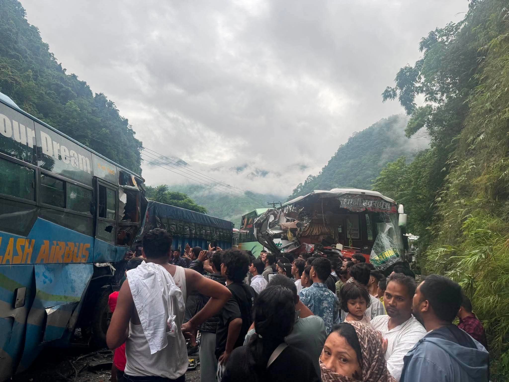 जलविरेमा दुई बस ठोक्किँदा मुग्लिन-नारायणगढ सडक पुनः अवरुद्ध