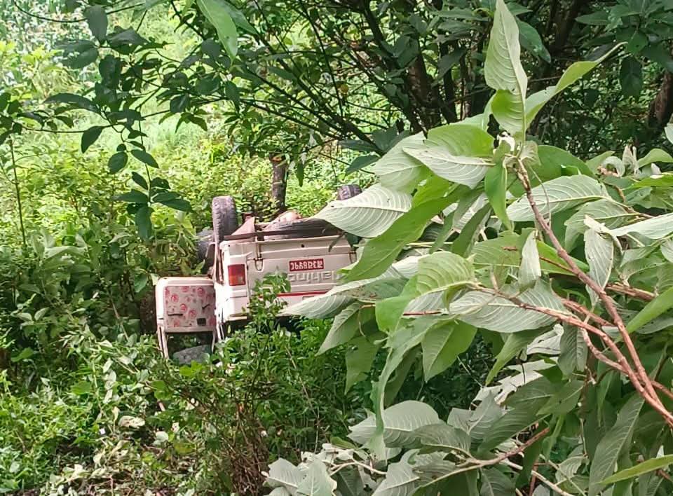 गुल्मीमा ग्याँस सिलिन्डर बोकेको बोलेरो जिप दुर्घटना हुँदा चार जना घाइते
