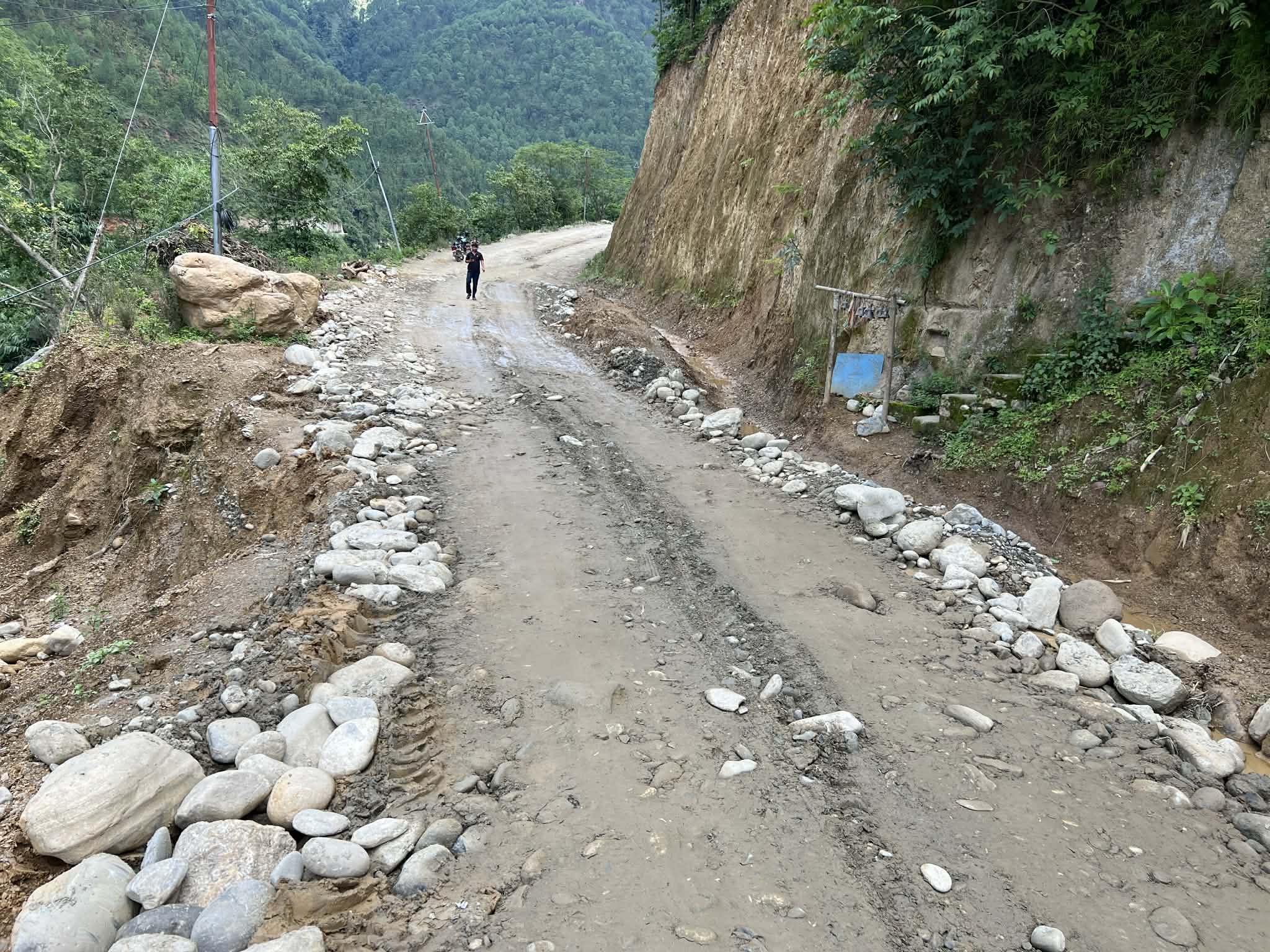 झिमरुकले आफ्नो क्षेत्रमा पर्ने निर्माणाधीन बाग्दुला-मच्छी गौमुखी सडक मर्मत गर्दै