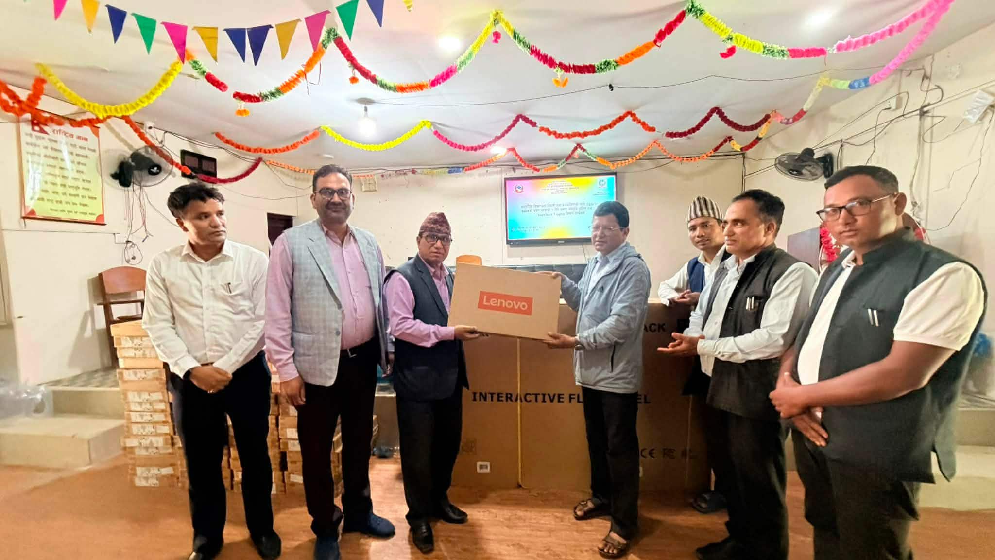 झिमरुकमा शिक्षकलाई सीपसँगै बिद्यालयमा १ करोड ४४ लाख बराबरको स्माट बोर्ड र ल्यापटप वितरण