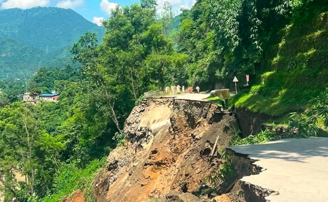 मान्छेसमेत हिँड्न नमिल्ने गरी भासियो कृष्णभीरको सडक