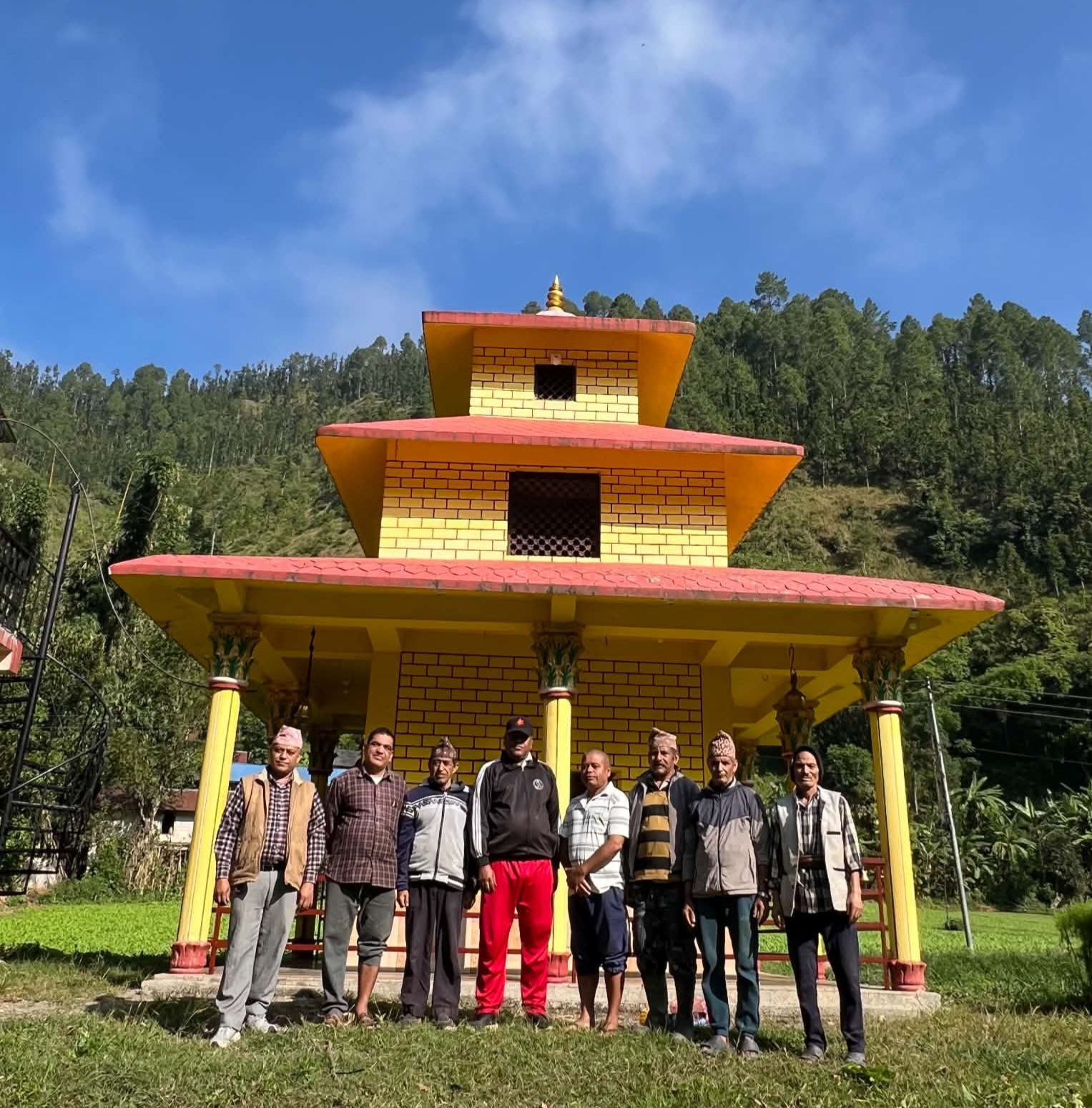 दसैँको अवसरमा दहखोलास्थित सिद्ध मन्दिरमा सरसफाइ