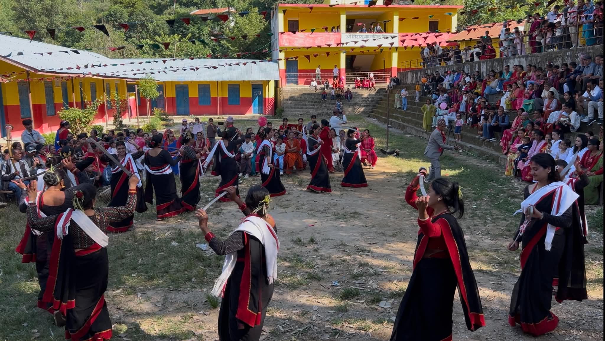 चिसावाङको फूलबारी द्वादशी मेलामा भीड, महिला सराय नाच सहित सांगीतिक प्रस्तुति मुख्य आकर्षण