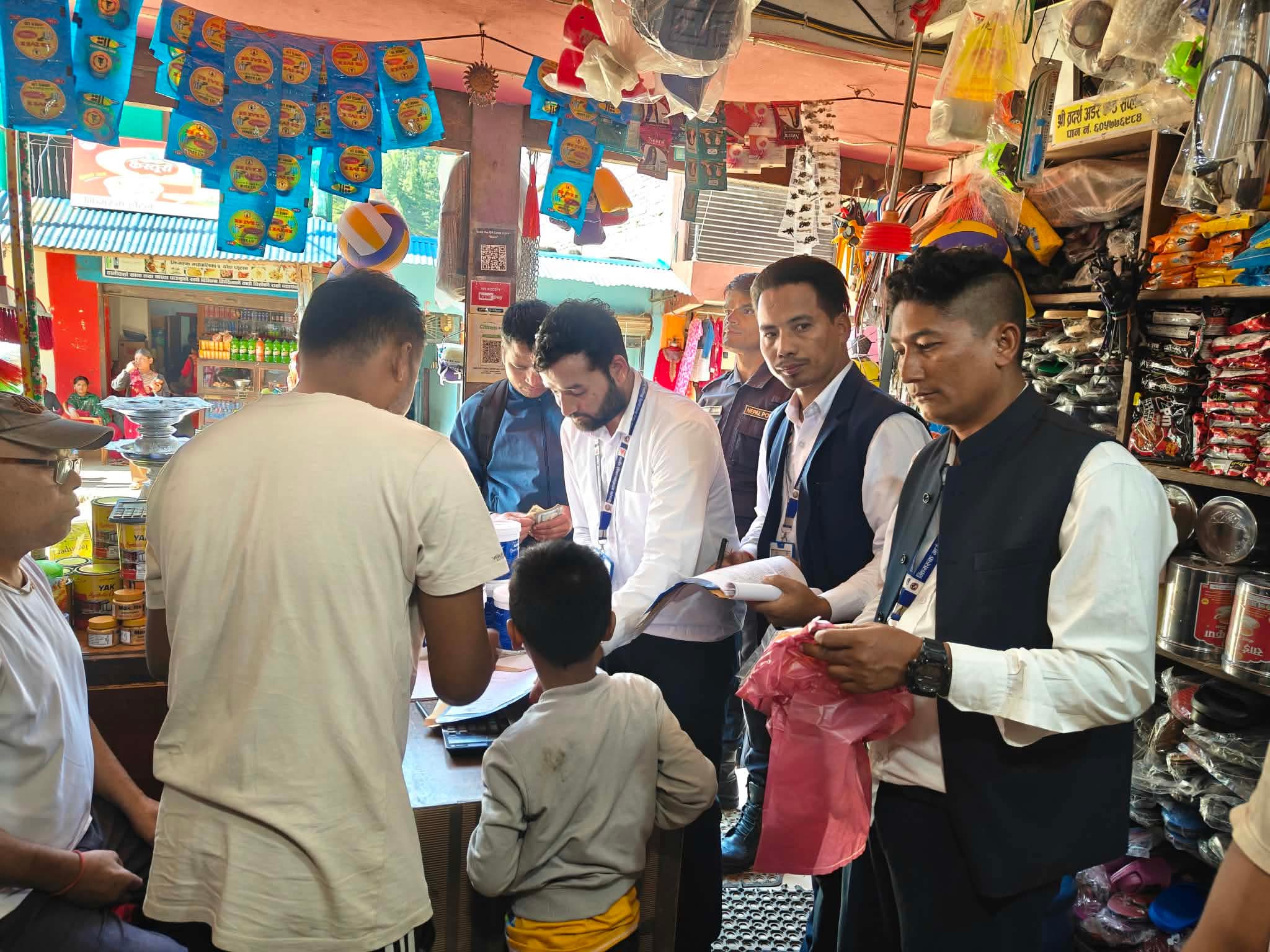 झिमरुकमा बजार अनुगमन, म्याद गुज्रेका सामग्री बरामद गरी नष्ट